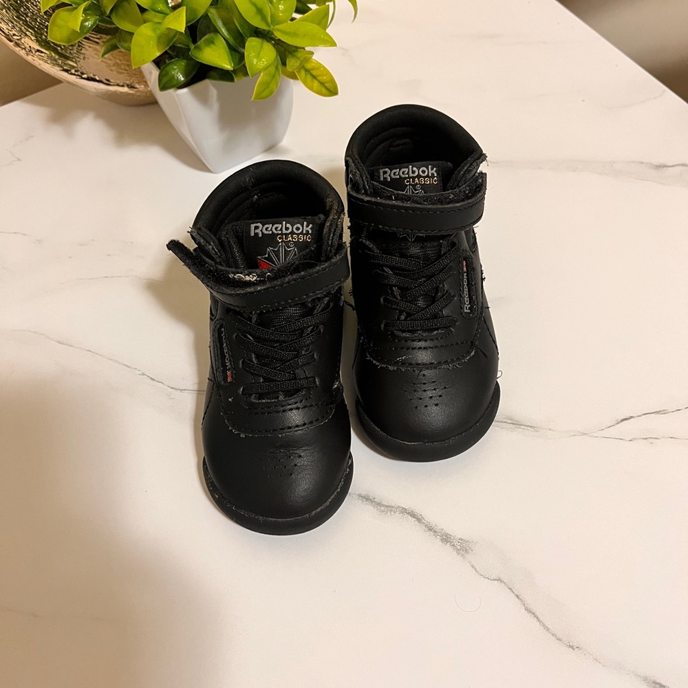 Reebok Kids Black High-Top Sneakers. It’s used but it’s a good condition.